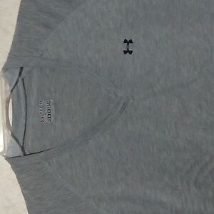 Under Armor heat gear loose size large gray v-neck t-shirt 👕